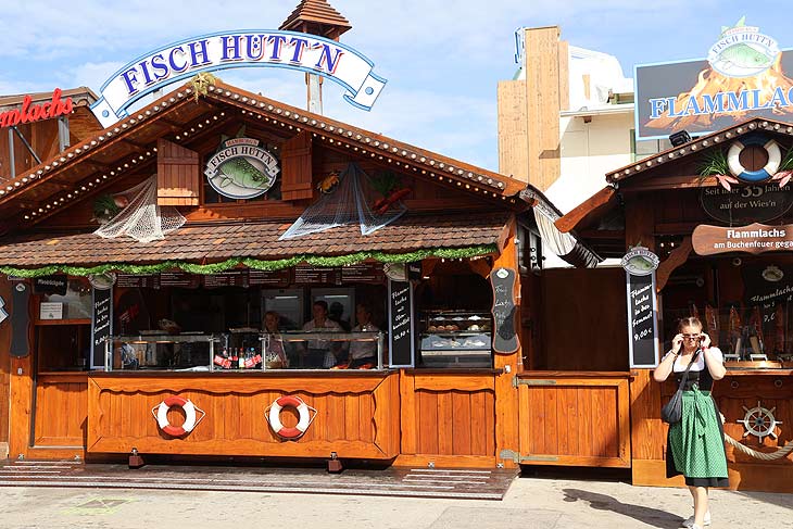 Hamburgs Fischhütt'n auf dem Oktoberfest mit Flammlachs Hütte  {©Foto:Martin Schmitz)